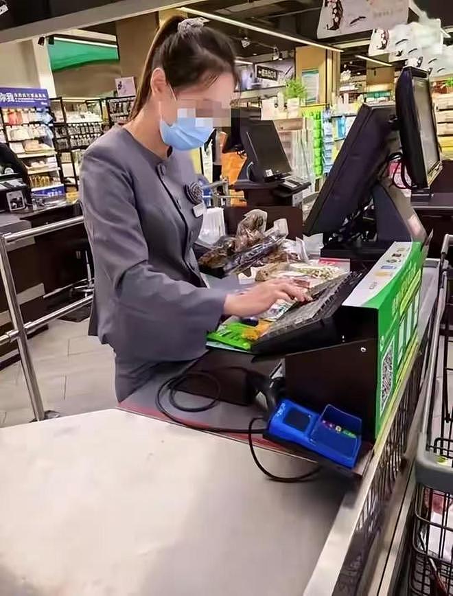 谁说垃圾堆里长不出玫瑰？19岁废品站女孩，用半年就登上了时装周 - 4