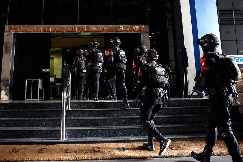 印尼警方突袭赌博网站据点逮321人，其中有57名中国人 - 1