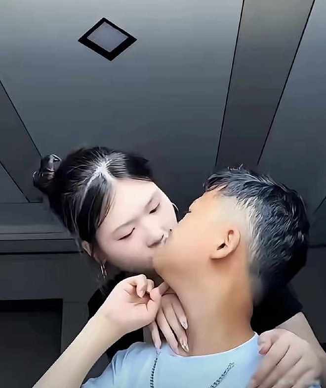 小马云18岁成年首播,在线人数破7万,与女生接吻刷爆网络! - 6