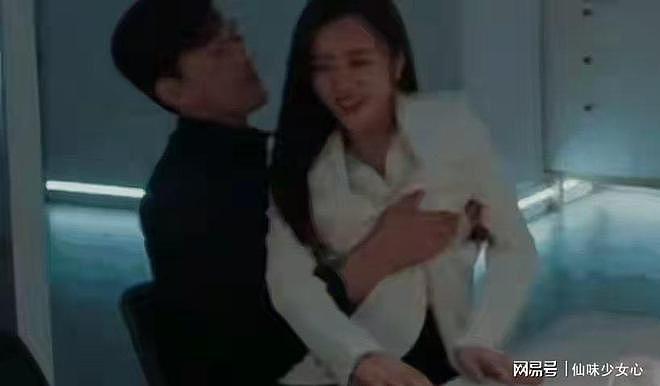 “强吻、摸腿”，借工作之名揩油，内娱的“假戏真做”有多可怕？ - 11