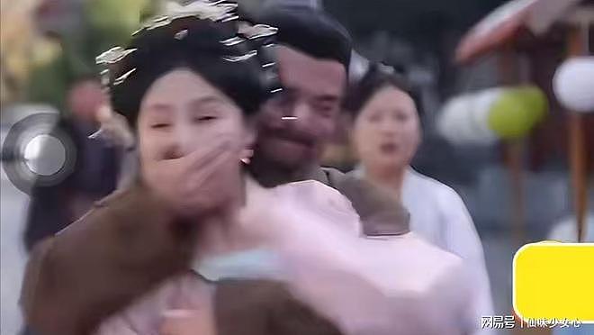 “强吻、摸腿”，借工作之名揩油，内娱的“假戏真做”有多可怕？ - 22