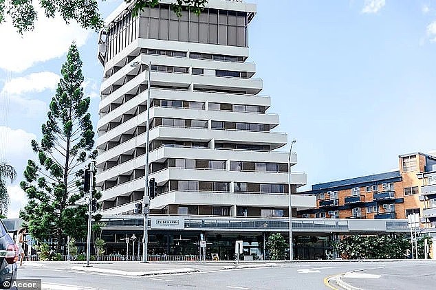 警方突击调查引发惨剧！澳18岁少年为逃避追捕，从酒店6楼坠亡 - 1
