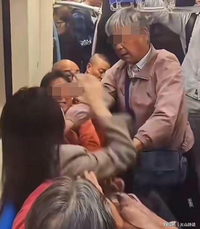 太彪悍!上海地铁两老人暴打不让座的年轻女孩,网友:列入黑名单 - 1
