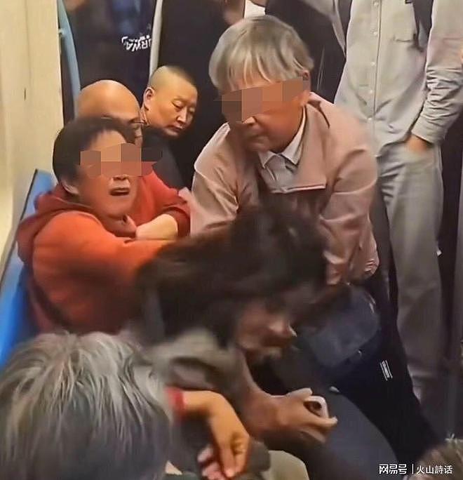 太彪悍!上海地铁两老人暴打不让座的年轻女孩,网友:列入黑名单 - 2