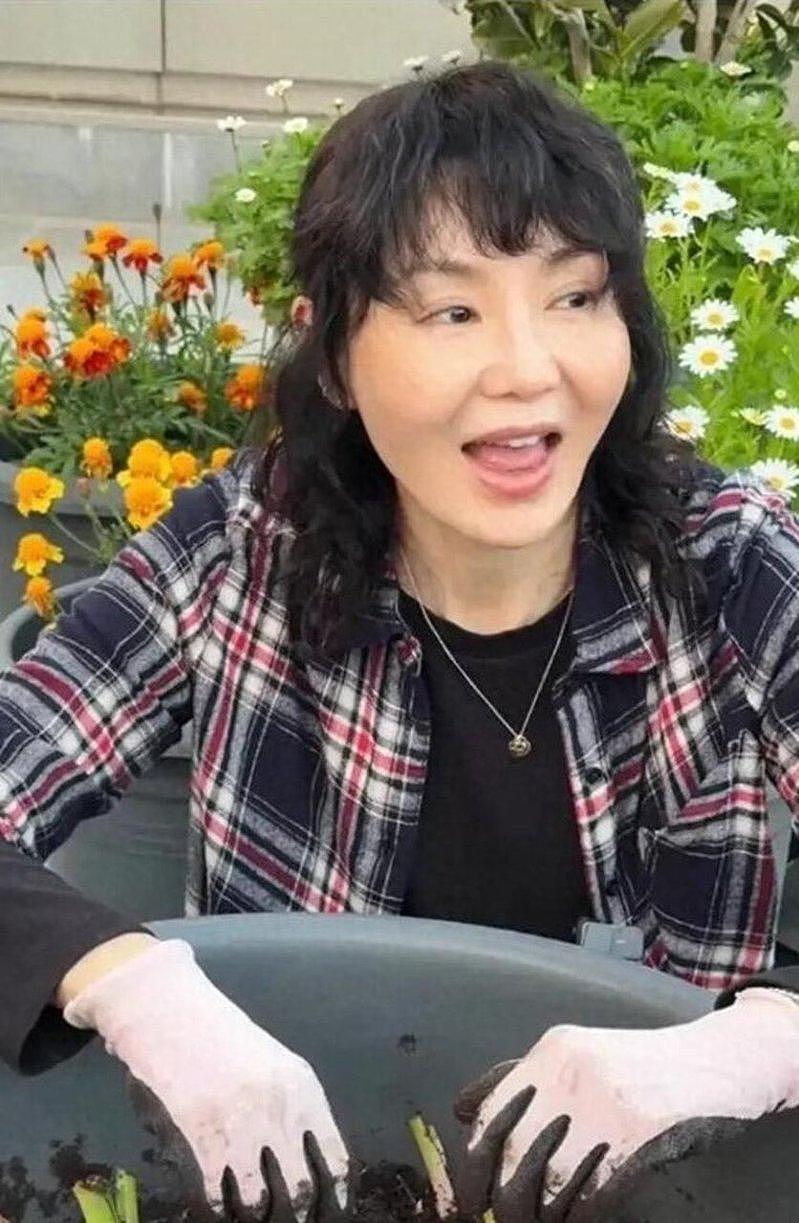 61岁张曼玉在豪宅满手泥巴画面曝光，网友赞：很会生活 - 1