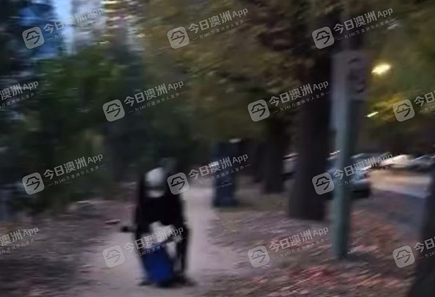 “下一秒就会刺过来！”中国女生在澳连遭殴抢，西人匪徒疑持械当街行凶！警方被批“冷漠”（视频/组图） - 1