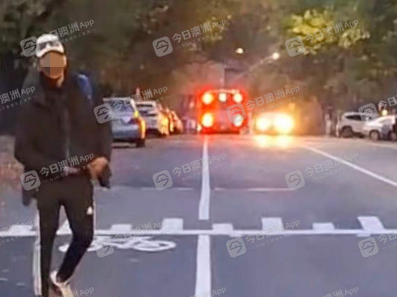 “下一秒就会刺过来！”中国女生在澳连遭殴抢，西人匪徒疑持械当街行凶！警方被批“冷漠”（视频/组图） - 2