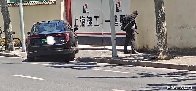 辣眼睛!上海一男子将车辆随意停靠后,当众向路边围墙喷射秽物(组图) - 3
