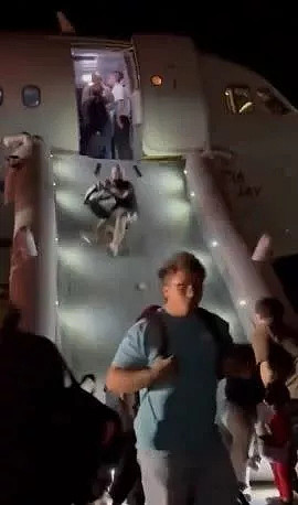 美客机起飞撞死路人!舱内窜浓烟,231人逃生画面曝光(组图) - 2