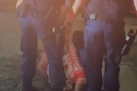 悉尼男子连逃两起车祸引燃车辆,被路人从火海救出后袭警被捕(组图) - 2