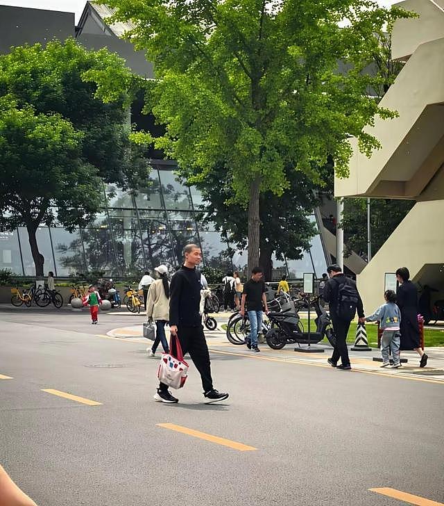 韦东奕形象大变，简直像换了个人！头发少了，老了许多（组图） - 1