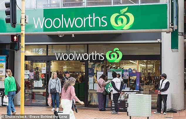 被同事提醒裤子走光露臀沟，Woolies员工感觉受辱怒告雇主（组图） - 1