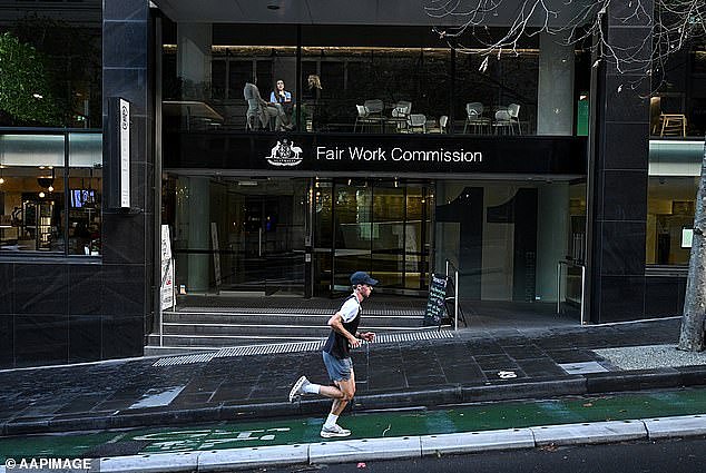 被同事提醒裤子走光露臀沟，Woolies员工感觉受辱怒告雇主（组图） - 2