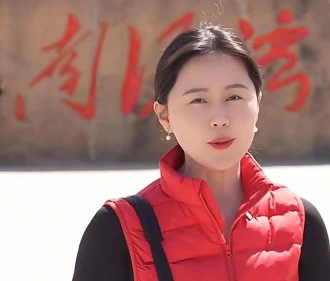 被315点名的网红复播，一身教师打扮，公然在黑板和课桌前卖内裤（组图） - 1