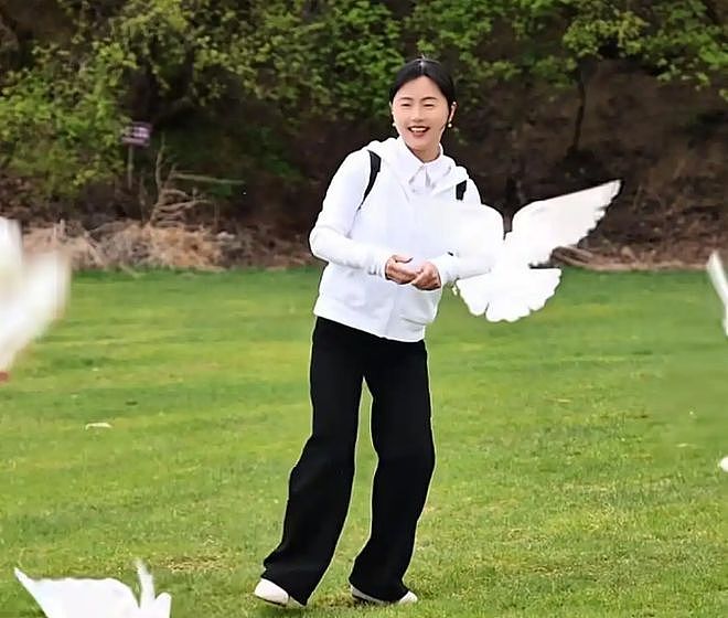 被315点名的网红复播，一身教师打扮，公然在黑板和课桌前卖内裤（组图） - 3