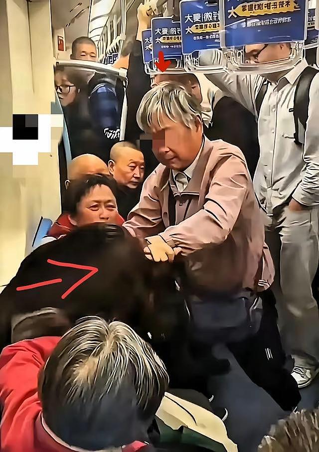 大快人心！上海地铁“霸道大妈”终被法办，倚老卖老真的不灵了（组图） - 1