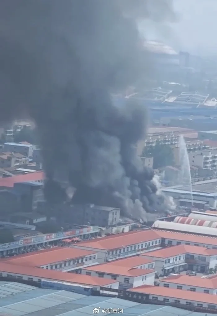河南商丘农贸市场突发火灾，现场浓烟滚滚（组图） - 1