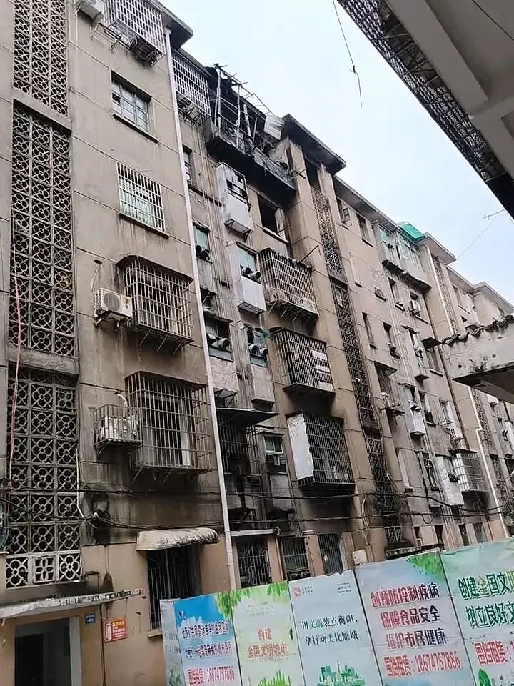 湖南居民楼凌晨突发大火，已致5死2伤（组图） - 1