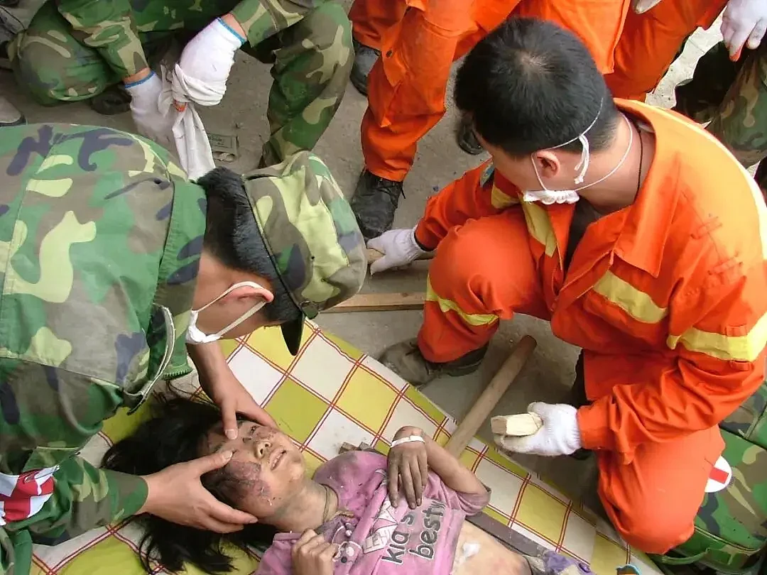汶川大地震中被埋72小时的女孩,如今怎么样了?(组图) - 6