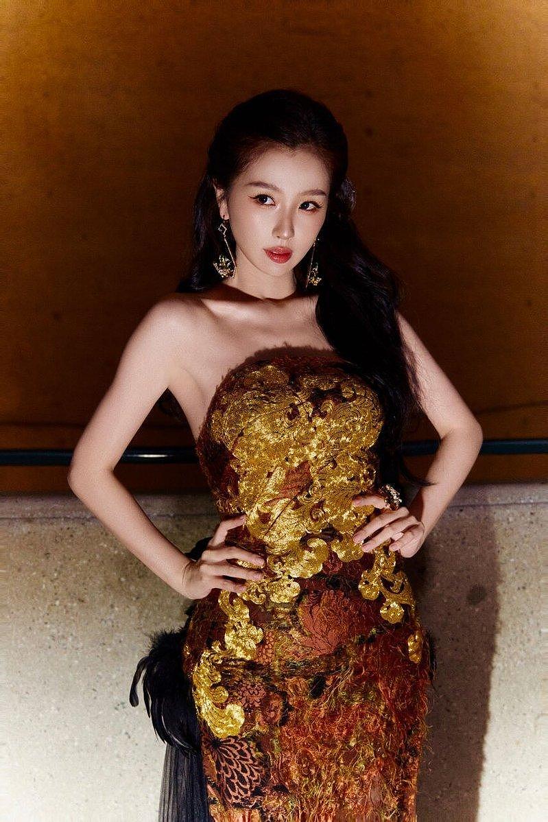 虞书欣出席LA“亚裔版MetGala”,网酸:她算国际巨星?(图) - 1