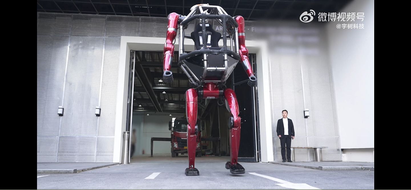 宇树科技发布载人变形机甲！CEO王兴兴“披甲上阵”（组图） - 2
