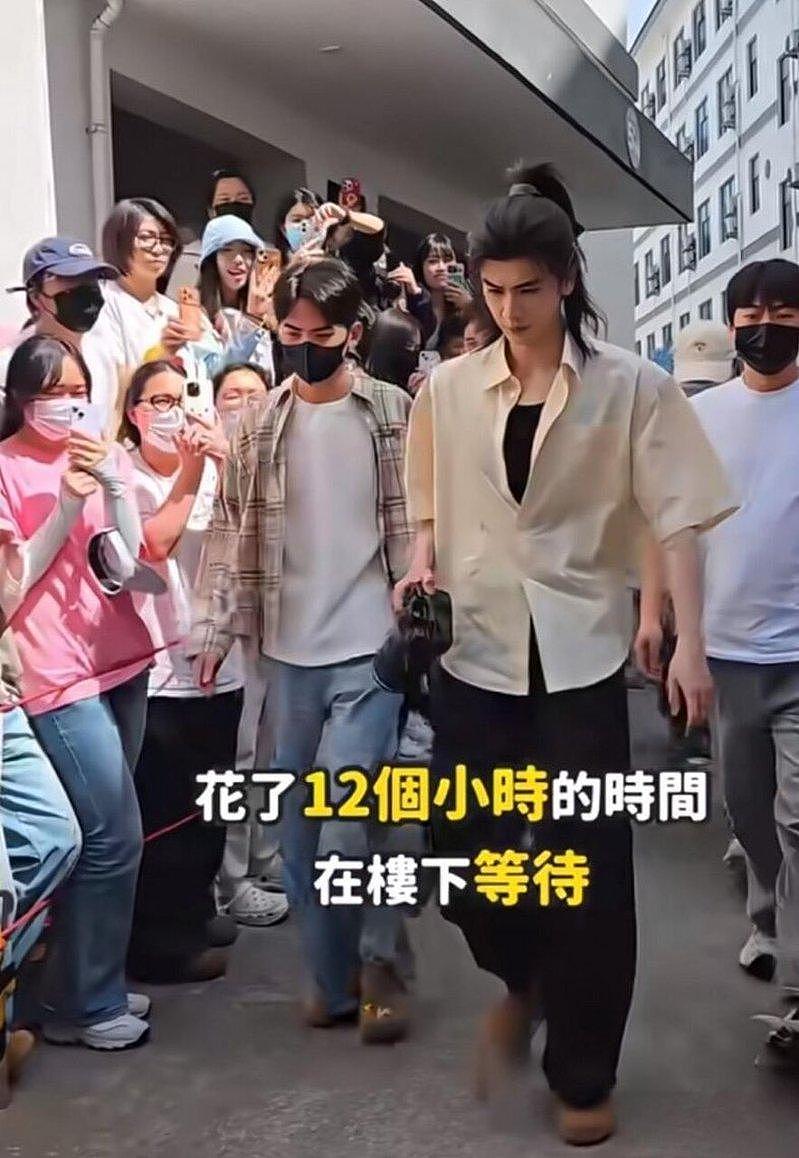 “你我无缘，全靠花钱” 美富婆跨海追星，见到张凌赫30秒（组图） - 2