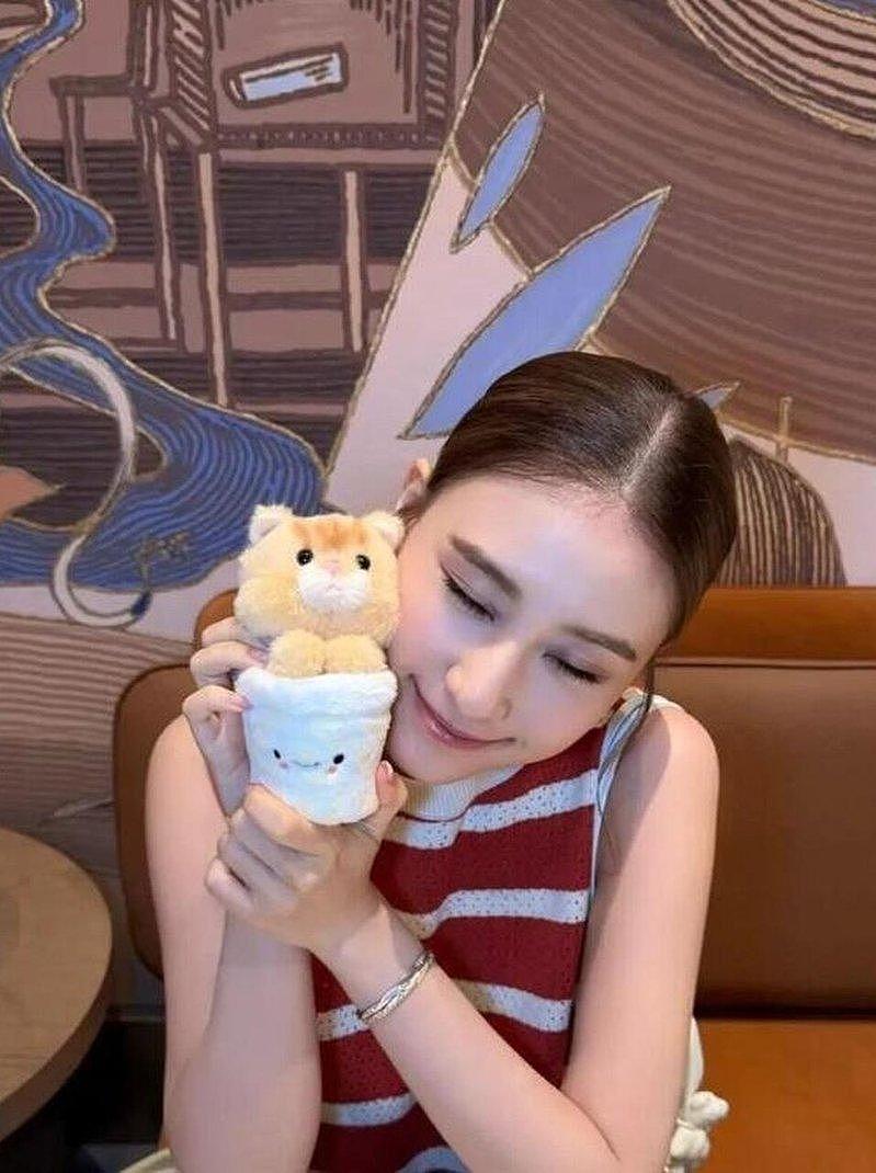 何超莲35岁生日,“二三四房”罕见齐聚…大合照独缺老公窦骁(组图) - 1