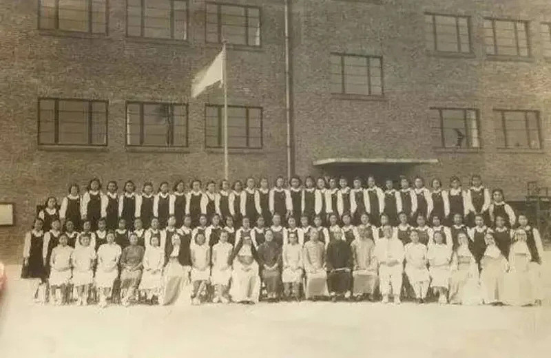 “淑女坐姿”PUA中国女性100年?(组图) - 14