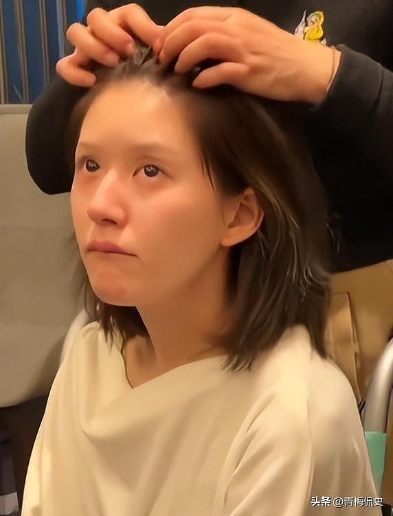 这和不穿有啥区别？赵露思演唱会被吐槽内衣外穿，扭腰摆臀太辣眼 - 11