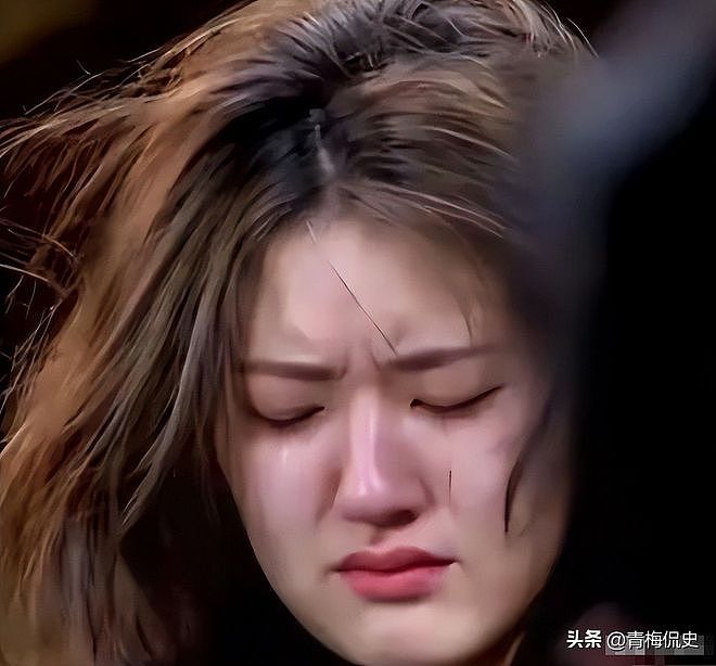 这和不穿有啥区别？赵露思演唱会被吐槽内衣外穿，扭腰摆臀太辣眼 - 12