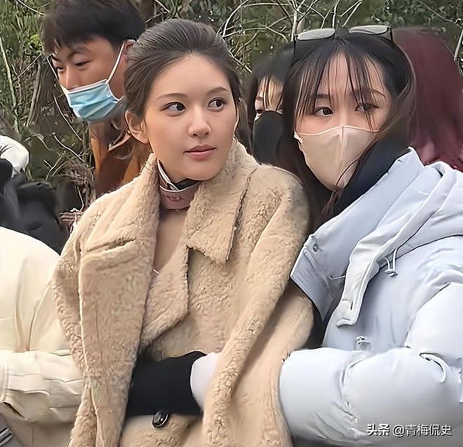 这和不穿有啥区别？赵露思演唱会被吐槽内衣外穿，扭腰摆臀太辣眼 - 16