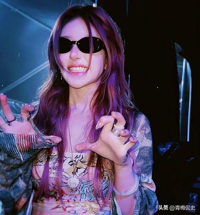 这和不穿有啥区别？赵露思演唱会被吐槽内衣外穿，扭腰摆臀太辣眼 - 22