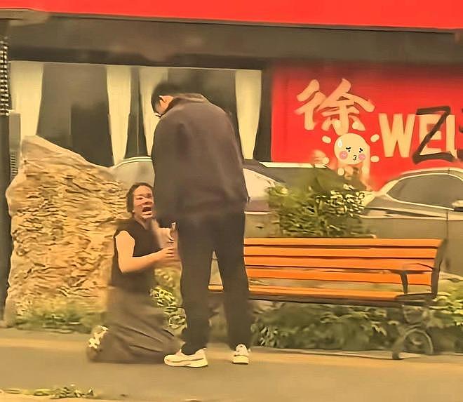 不堪入目!女子出轨,老公解锁手机,满屏露骨记录,女子跪地求饶 - 2