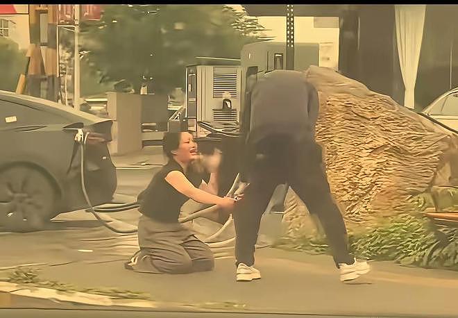 不堪入目!女子出轨,老公解锁手机,满屏露骨记录,女子跪地求饶 - 3