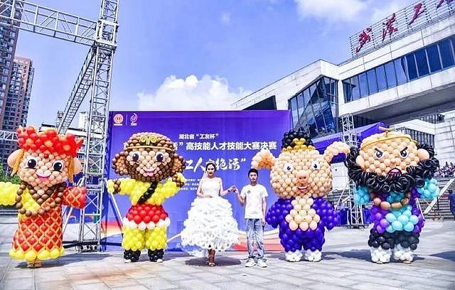 突然爆火!湖北37岁小伙吹气球,半个月赚了60万(组图) - 2
