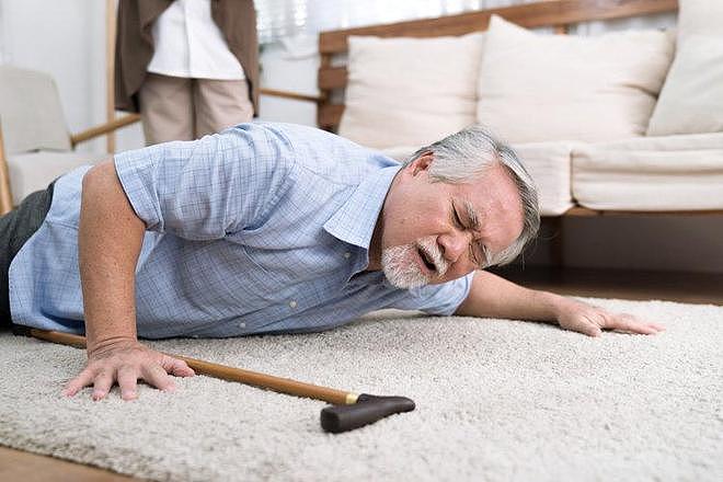 【健康】老年人腿软、使不上劲？提醒：补充这4种营养，走起路来腿更有力 - 2