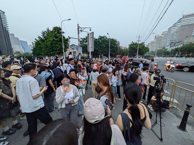 特朗普下榻酒店路口挤爆围观民众：就是想看特朗普的车子（组图） - 2