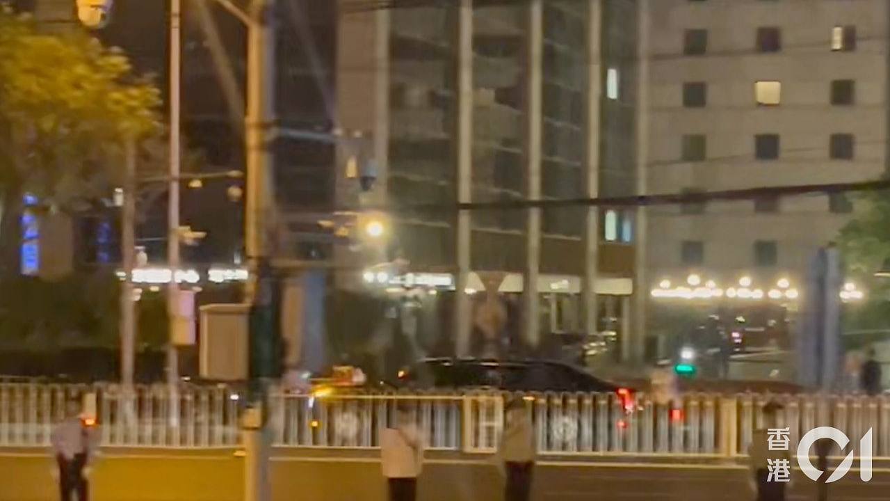 直击特朗普车队抵达北京:数百市民连夜围观,有人苦等两个小时(图) - 1