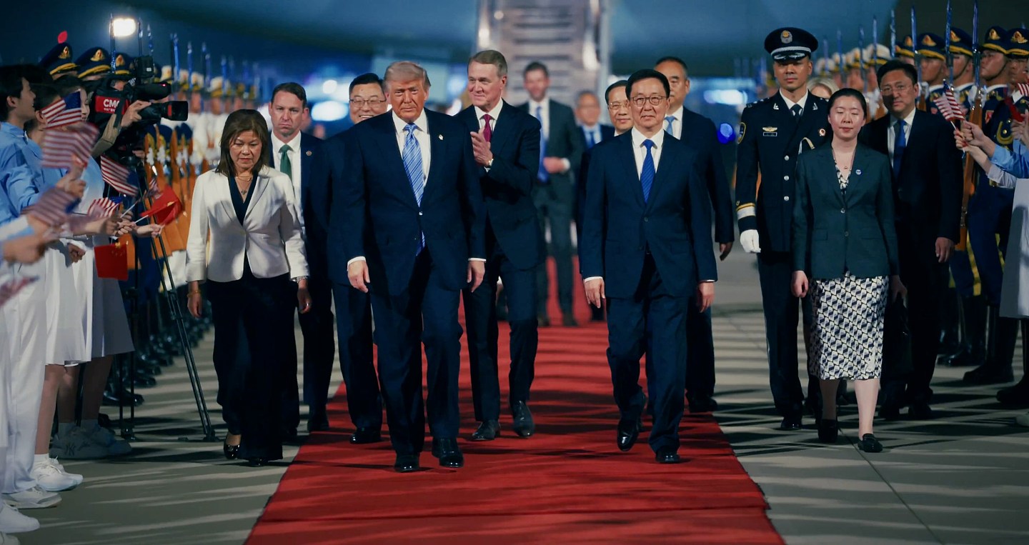 视频疯传!空军一号近距离轰鸣滑行,中国军官纹丝不动(视频/组图) - 2