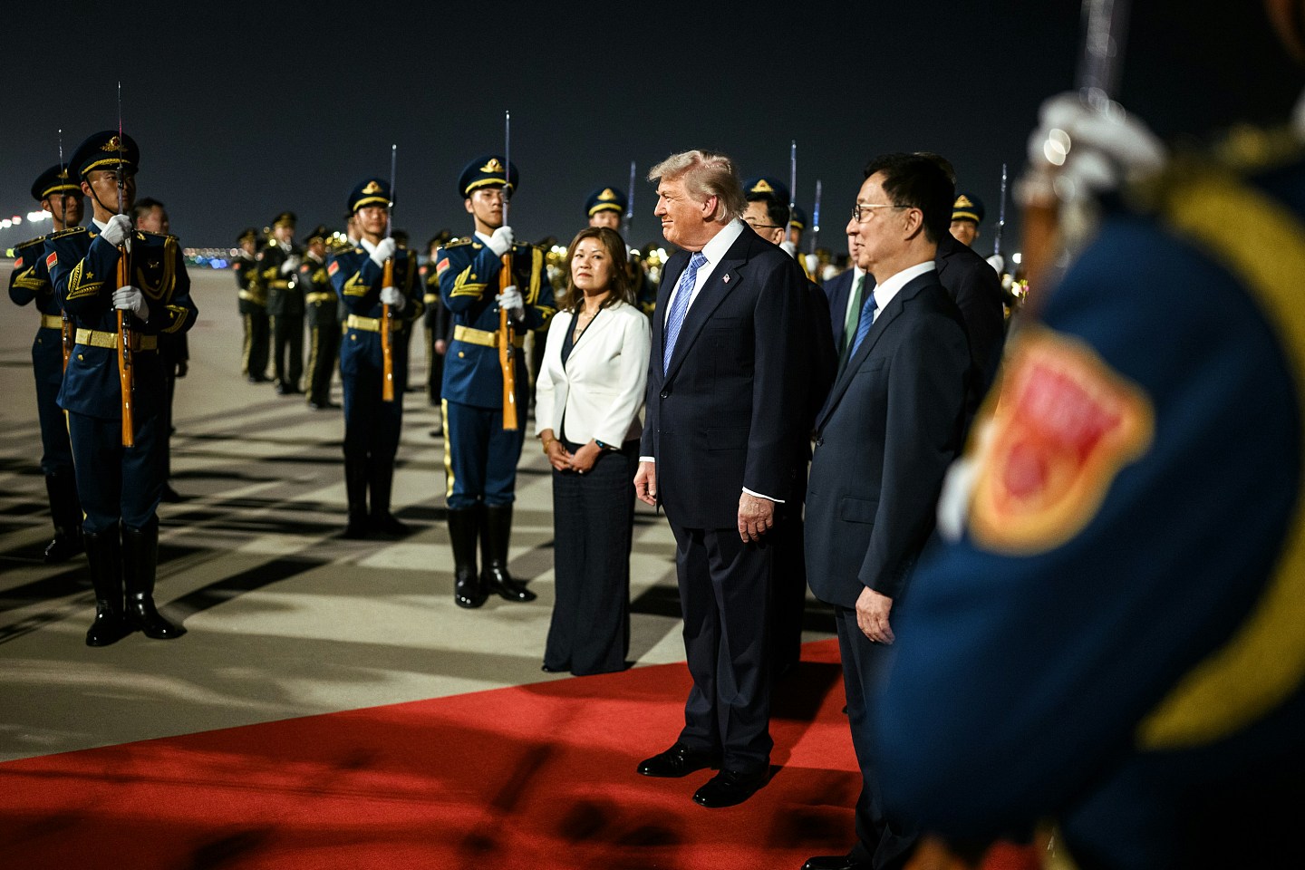 视频疯传!空军一号近距离轰鸣滑行,中国军官纹丝不动(视频/组图) - 3