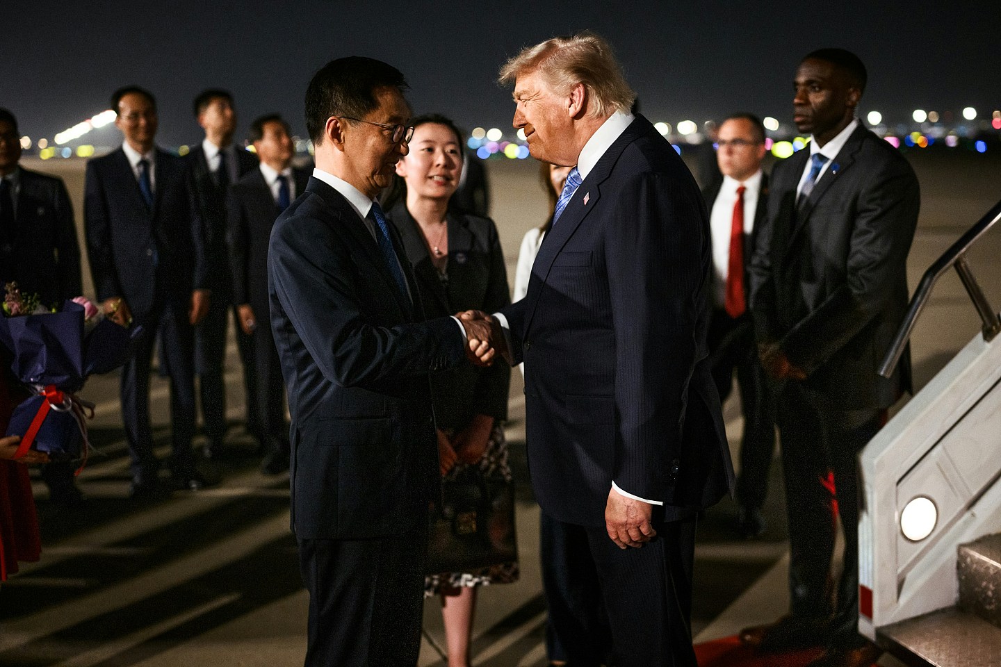 视频疯传!空军一号近距离轰鸣滑行,中国军官纹丝不动(视频/组图) - 4