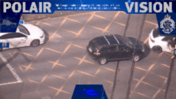 澳洲街头惊魂6小时！男子疯狂持刀劫车，司机遭沿路拖拽（组图） - 2