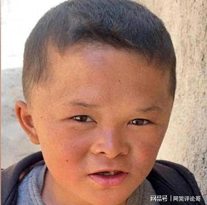 被资本抛弃的范小勤长大了，十八岁染发变身精神小伙，还大方征婚（组图） - 1