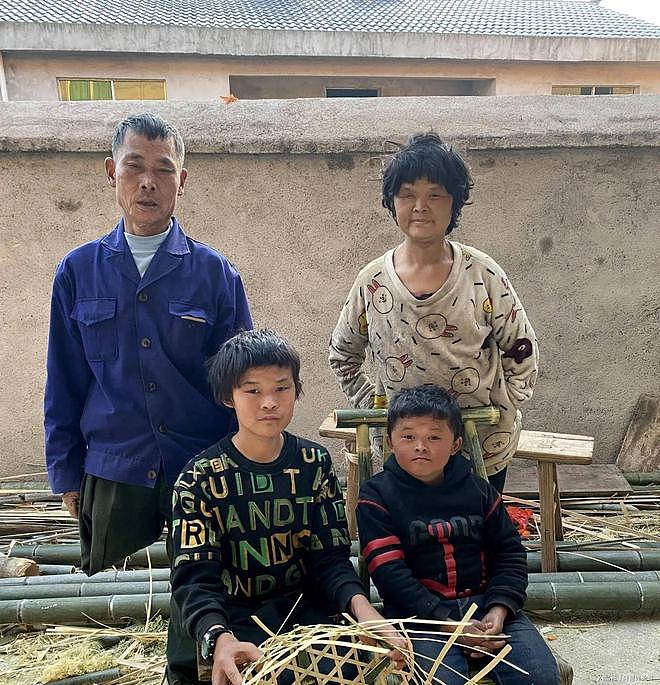 被资本抛弃的范小勤长大了，十八岁染发变身精神小伙，还大方征婚（组图） - 2