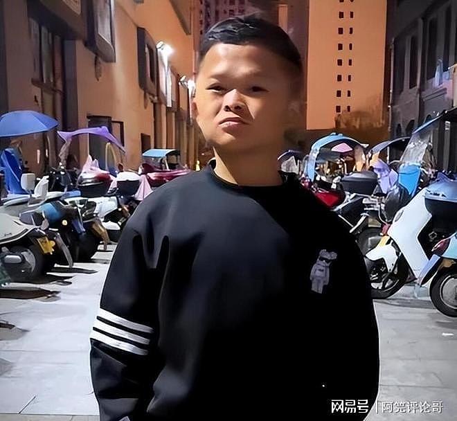 被资本抛弃的范小勤长大了，十八岁染发变身精神小伙，还大方征婚（组图） - 10