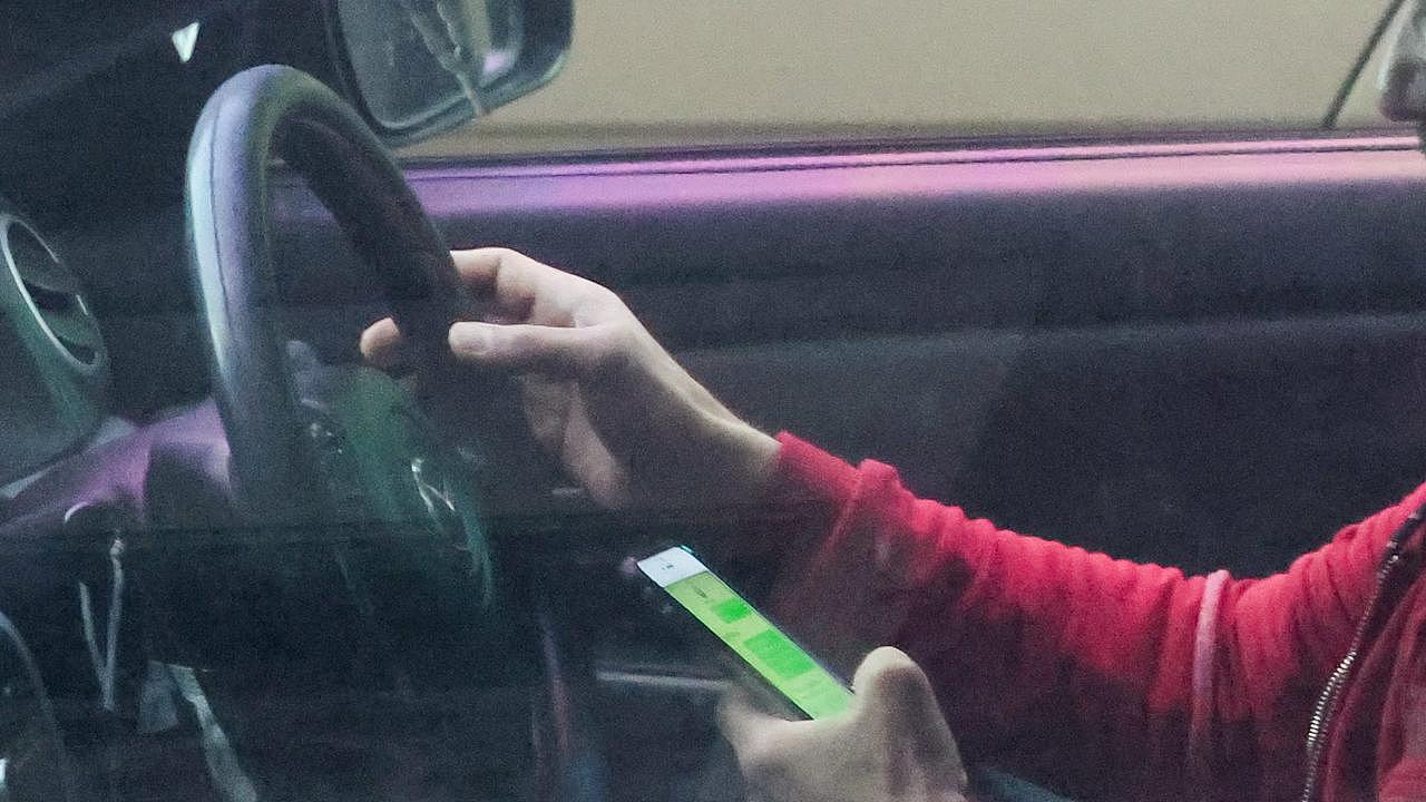边开车边看视频!一半澳洲年轻司机承认致命恶习,最高可罚$1000扣10分 - 1