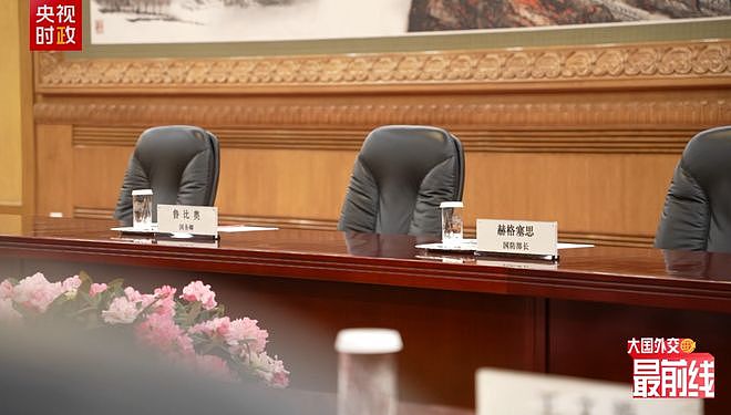 参加中美元首会谈的美方代表有哪些？国务卿鲁比奥、防长赫格塞思、财长贝森特等！黄仁勋抵华前换下标志性皮衣，穿西装打领带 - 1