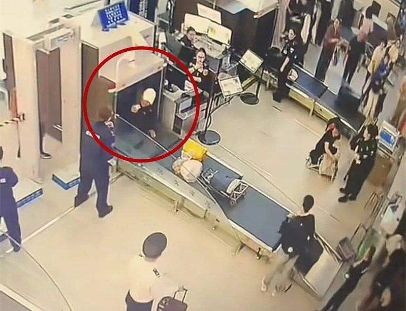 烟台火车站离奇一幕，乘客钻入安检机…吓坏众人 - 1