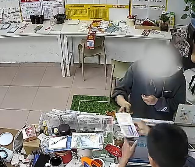 小伙连刮3天刮刮乐,刮中100万,彩票店老板:小伙在附近工厂上班,中奖后已辞职返回老家 - 1