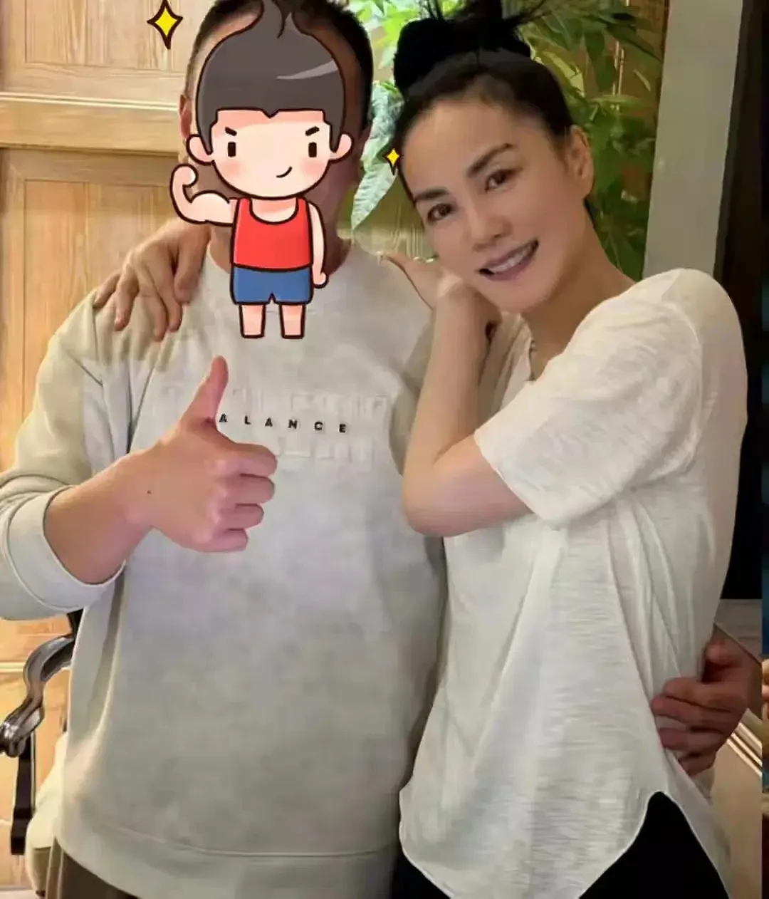 56岁王菲与中年男子亲密合照,搭肩又搂腰...(组图) - 1
